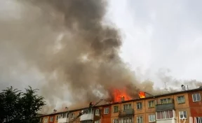В многоквартирном доме в центре Кемерова произошёл крупный пожар, люди эвакуированы