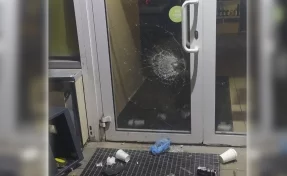В Кемерове девушка урной разбила входную дверь магазина