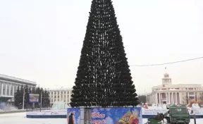 На площади Советов в Кемерове демонтируют новогоднюю ёлку