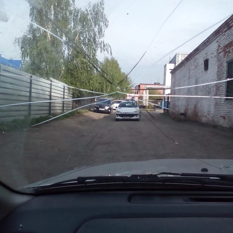 Фото: Кемеровчан возмутил мастер парковки, перегородивший дорогу около детсада 2
