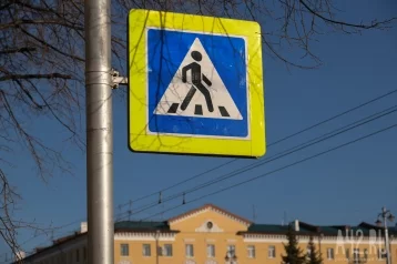 Фото: В Кузбассе таксист едва не сбил ребёнка на «зебре»: момент попал на видео 1