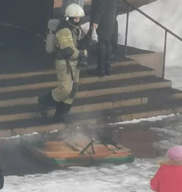 Фото: Опубликованы фото и видео с места пожара в многоквартирном доме в Кемерове 1