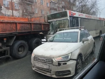 Фото: В Кемерове возле здания ГИБДД произошло тройное ДТП с автобусом 1