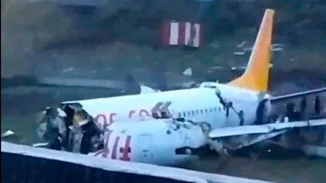 Фото: В Турции самолёт совершил жёсткую посадку и рухнул с обрыва, развалившись на три части 1