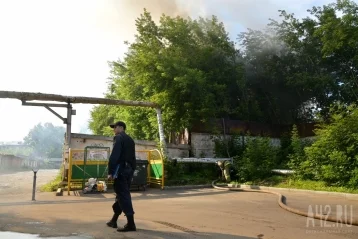 Фото: На территории «ЗЭТЫ» в Кемерове произошёл крупный пожар 6