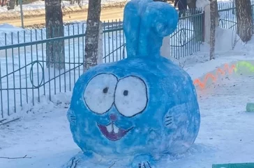 Фото: В Кузбассе курсанты построили большую снежную фигуру кролика для детей, больных раком 3