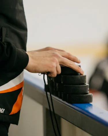 КХЛ пожизненно дисквалифицировала судью за ошибку в матче СКА — «Автомобилист»