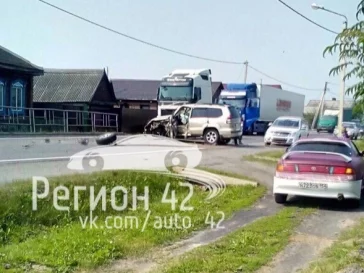 Фото: На федеральной трассе в Кузбассе серьёзно столкнулись фура и внедорожник 2