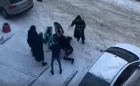 В Кемерове массовую драку возле подъезда многоэтажки сняли на видео