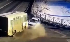 55-летняя женщина погибла в столкновении автобуса и легкового автомобиля в Кузбассе