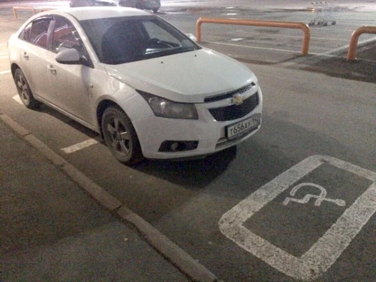 Фото: Кемеровчан наказали за парковку на местах для инвалидов 2