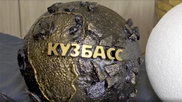 Фото: Кузбасскую новогоднюю ёлку украсят шарами из угля 1