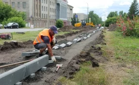 В Кемерове начали ремонтировать тротуар на Институтской улице