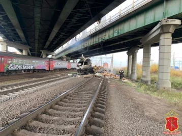 Фото: На шоссе в Петербурге фура рухнула на железнодорожные пути и загорелась, водитель погиб 1