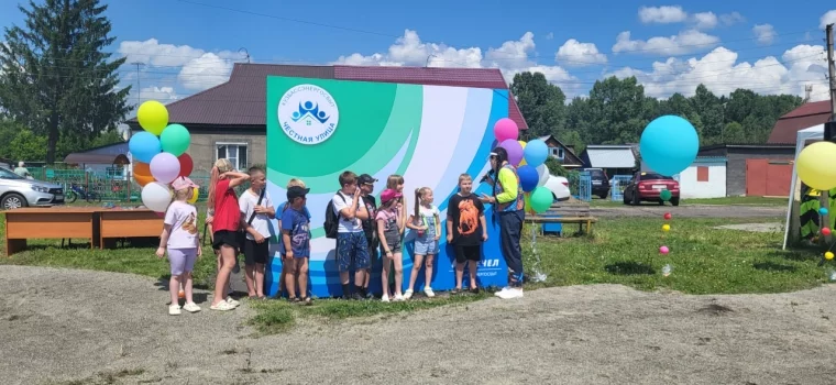 Фото: «Кузбассэнергосбыт» установил детскую площадку в подарок победителям акции «Честная улица» 1