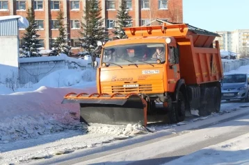 Фото: Более 20  000 кубометров снега вывезли кемеровские дорожники за сутки 1