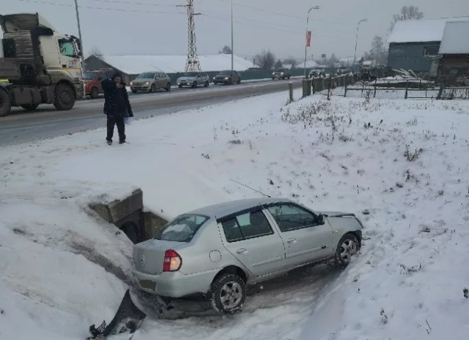 Фото: В Кемерове автомобиль оказался в кювете после ДТП на перекрёстке 2