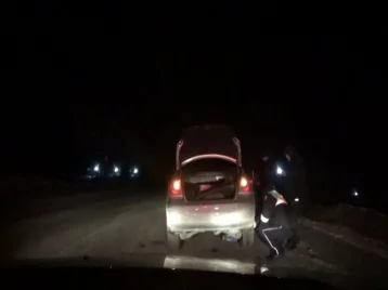 Фото: В Кузбассе полицейские помогли водителю иномарки, который проколол на дороге два колеса  1