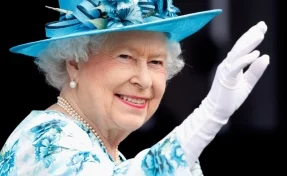 СМИ: у королевы Елизаветы II есть третья рука