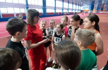 Фото: В Кемерове губернатор и мэр приехали на открытие легкоатлетического манежа 3