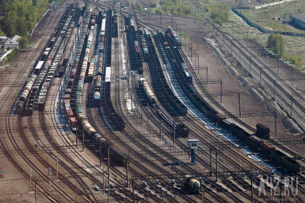 В Кузбассе грузовой состав сошёл с рельсов, начата проверка