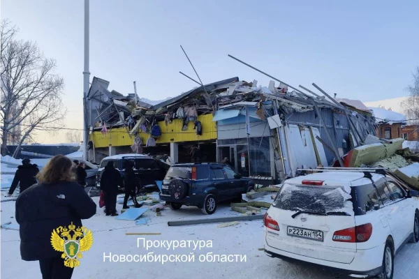 В Новосибирске обрушилась кровля двухэтажного ТЦ, есть пострадавшие