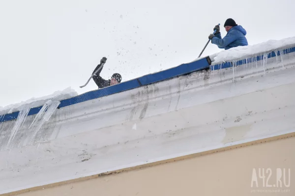 Соцсети: в Кемерове лёд с крыши едва не упал на мужчину с ребёнком  