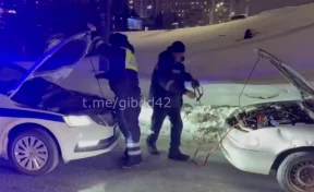 Кузбасские полицейские помогли завести заглохшую на развязке машину