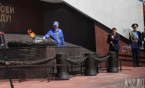 В Кемерове зажгли Вечный огонь у мемориала Воину-освободителю