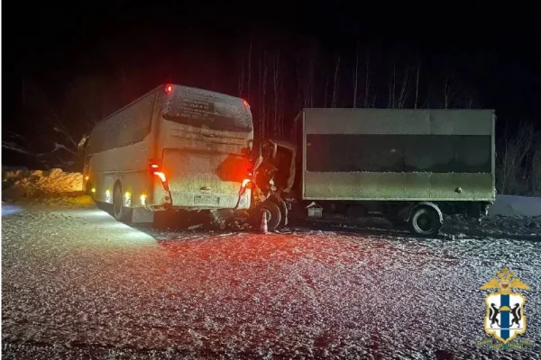 Автобус Кемерово — Толмачёво столкнулся с грузовиком, пострадали 4 человека