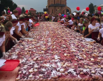 Фото: Самый большой в России: в Осинниках испекли 419-килограммовый вишнёвый пирог 2