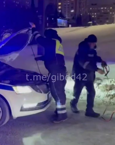 Кузбасские полицейские помогли завести заглохшую на развязке машину