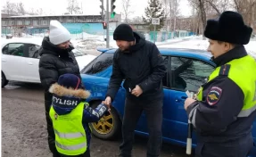 На дорогах Новокузнецка воспитанники детсада вручали сувениры водителям 