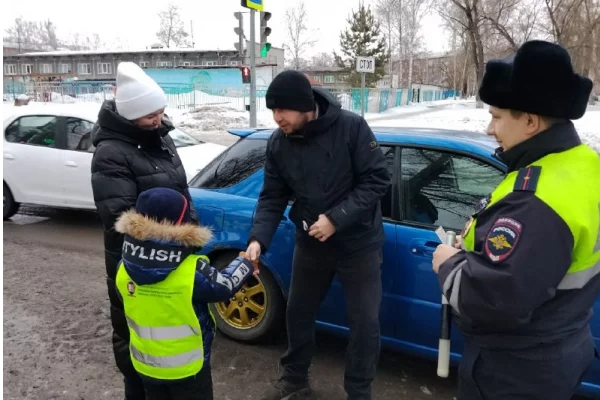 На дорогах Новокузнецка воспитанники детсада вручали сувениры водителям 