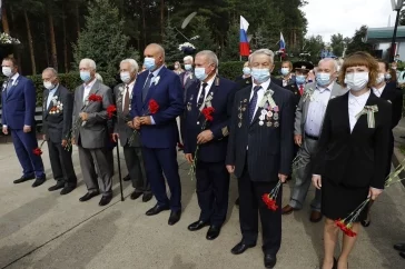 Фото: Губернатор Кузбасса возложил цветы к монументу «Память шахтёрам Кузбасса» 3