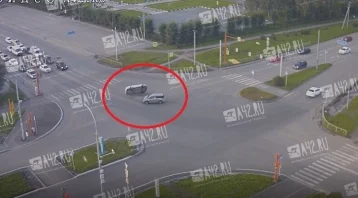 Фото: В Кемерове на Южном перевернулась иномарка: момент ДТП попал на видео 1