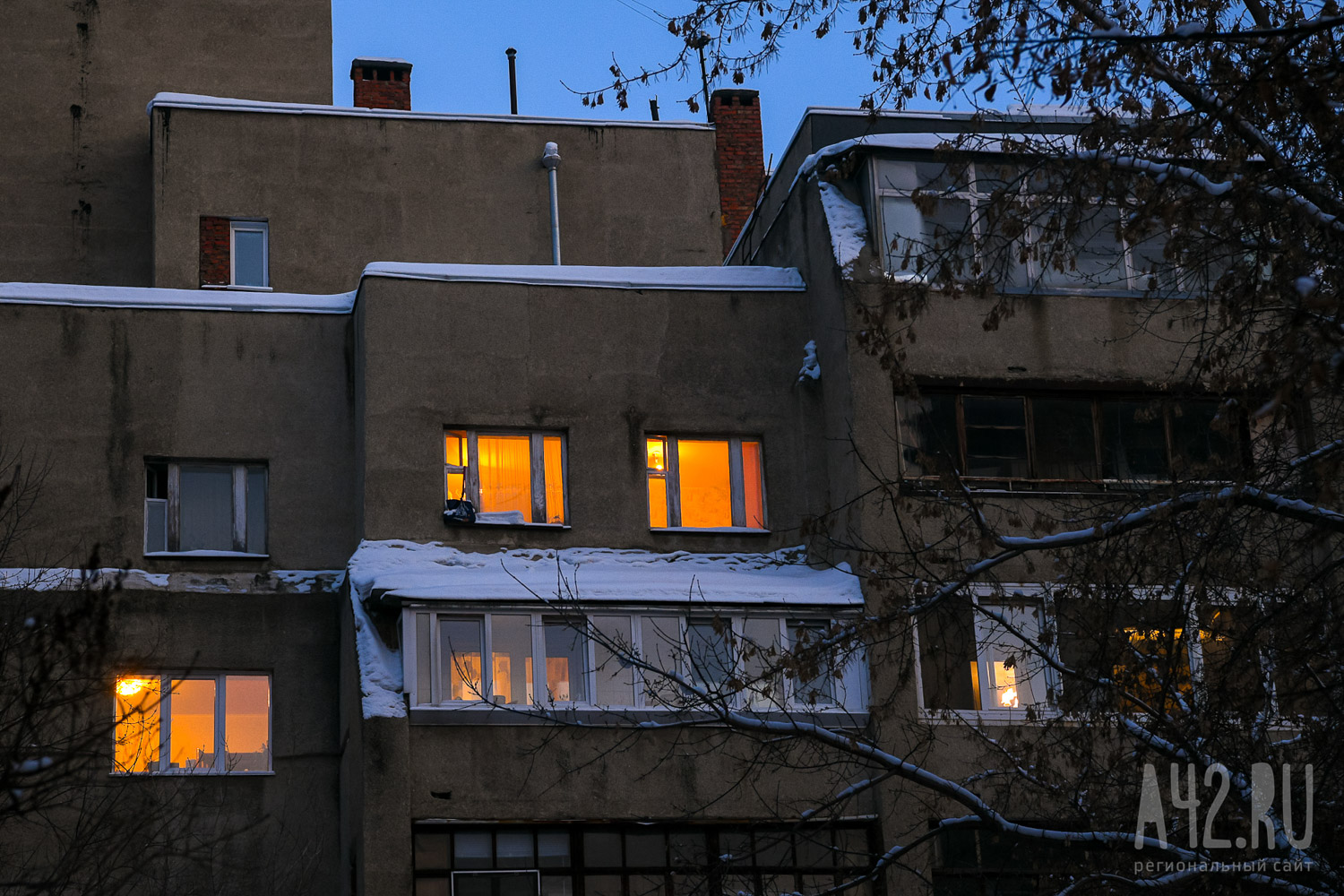«Абсолютно голый прыгает по балкону»: кузбассовцы пожаловались на неадекватного соседа