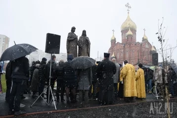 Фото: У Знаменского собора в Кемерове установили памятник Петру и Февронии 1