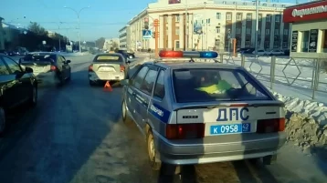Фото: В Кемерове сотрудники ГИБДД спасли замерзающего таксиста 1