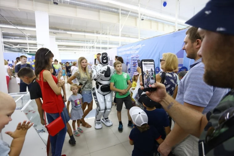 Фото: Как попасть в виртуальную реальность: выставка роботов в Новокузнецке 1