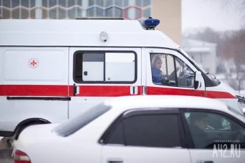 Фото: «Мужчины тащили человека, он задыхался»: в кузбасском городе машина скорой помощи забуксовала в снегу 1