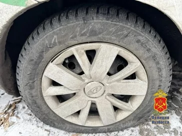 Фото: В Кемерове 16-летний подросток повредил 11 припаркованных во дворе машин 1