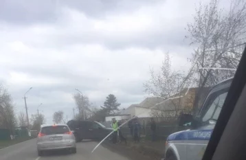 Фото: Соцсети: в Кемерове Mercedes снёс бетонное ограждение   1