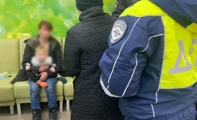 В Кузбассе пьяная женщина гуляла по улице с раздетым ребёнком