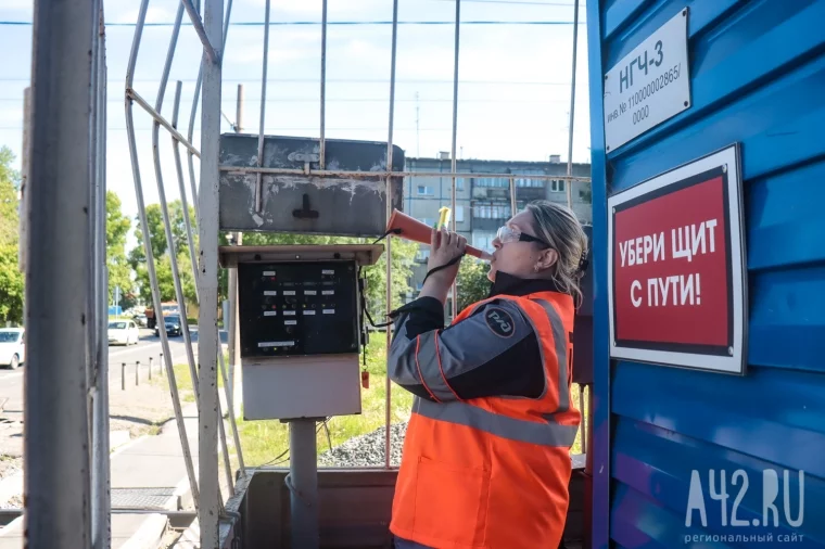 Фото: Сделаешь всё правильно — спасёшь человека: как работает дежурный по железнодорожному переезду 2