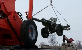 На набережную Кировского района Кемерова привезли артиллерийские орудия