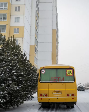 В Новокузнецке дети из аварийной школы остались без школьного автобуса