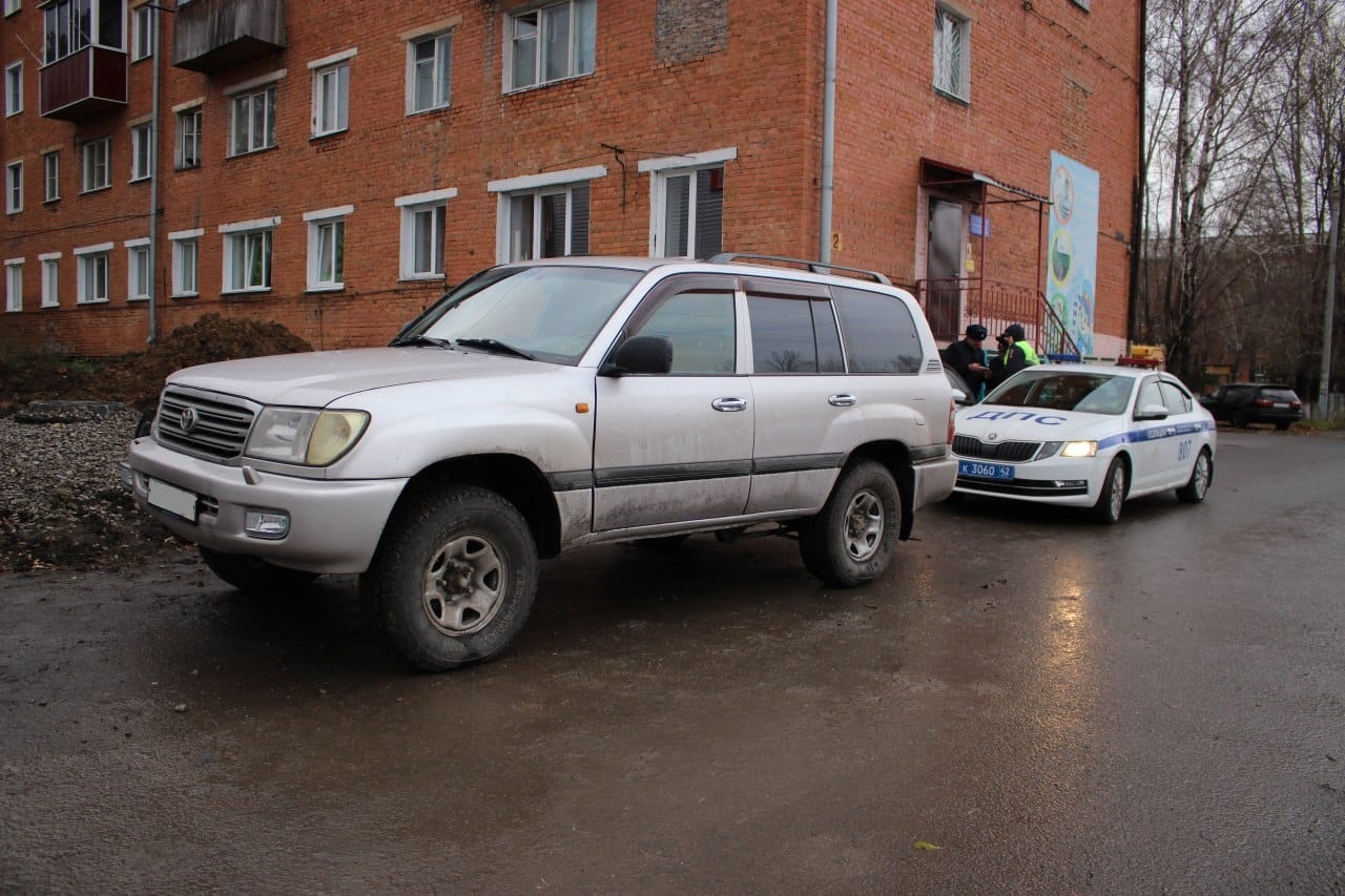 В Кузбассе водитель внедорожника сбил 15-летнюю девочку и уехал с места ДТП 