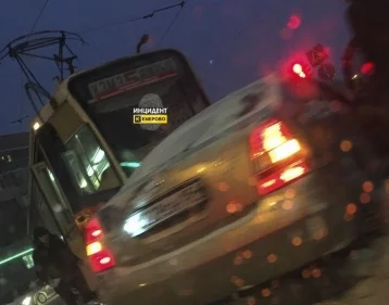 Фото: В Кемерове столкнулись трамвай и легковая иномарка 1