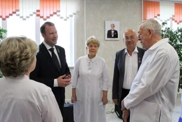 Фото: Легендарный врач провёл экскурсию по кардиодиспансеру для мэра Кемерова 2